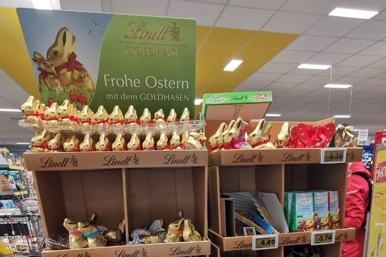 Lindt Goldhase mit Aufsteller und englischem Produkttext