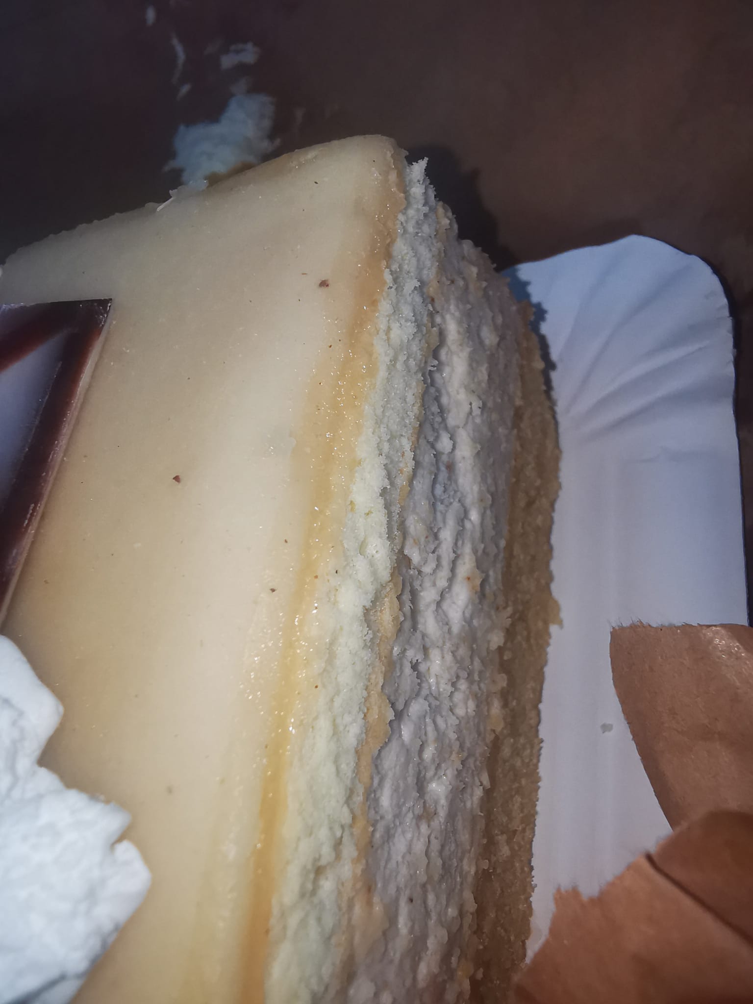 Marzipanschnitte aus einem Verbraucherfall aus Brake, Nahaufnahme der trockenen Seitenkante und Schichtung